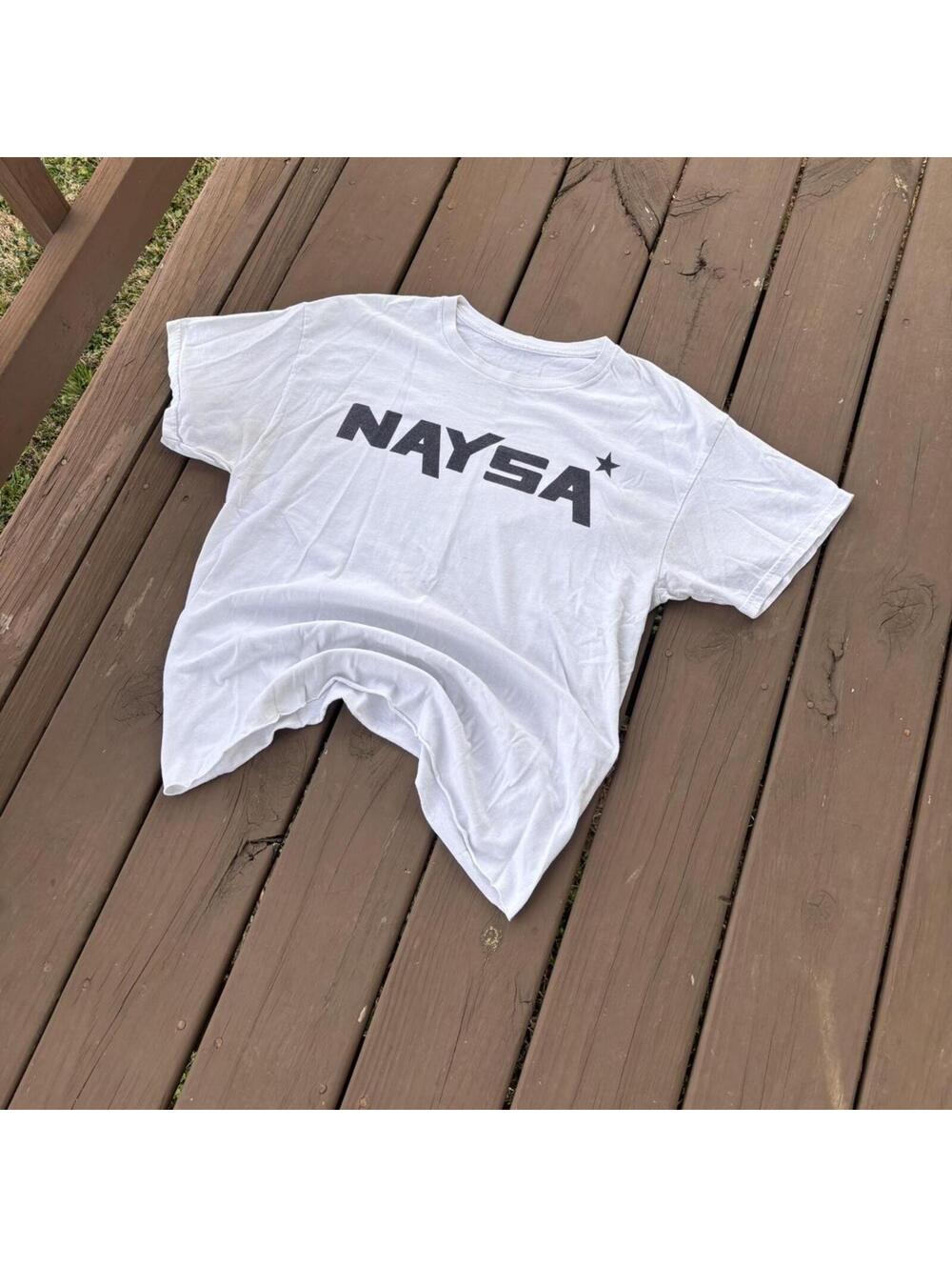 NAYSA Logo Graphic T-Shirt – White Spellout Tee Streetwear Men’s Small 20.5x26